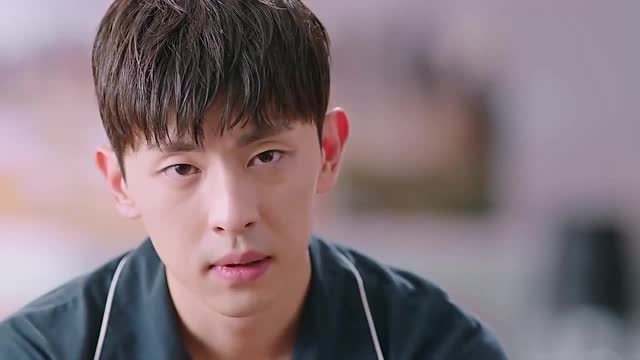 李云凯被下命令回家上班,他惆怅的说,要单身五年了