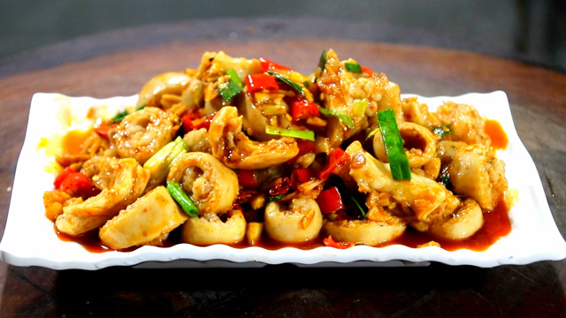 泡椒肥肠好吃有诀窍,这样做酸辣可口,脆嫩入味,一大盘不够吃