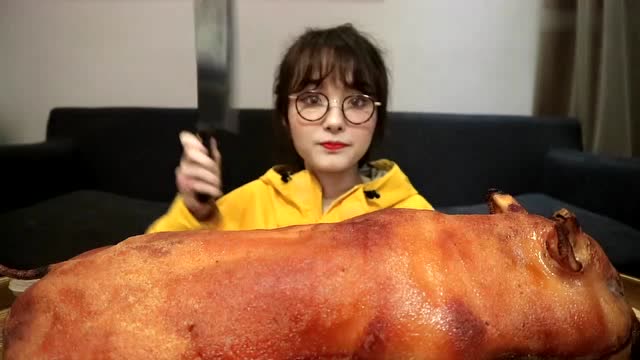 小美女独食 888元 整头 烤乳猪 !