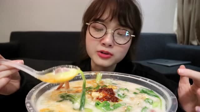 200元海鲜粥配上魔鬼特辣酱,辣的美女小嘴通红,最终没吃完!