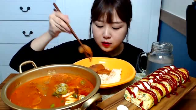 韩国大胃王脸蛋圆圆的孝宁,吃胖嘟嘟的火腿泡菜汤和鸡蛋卷米饭!
