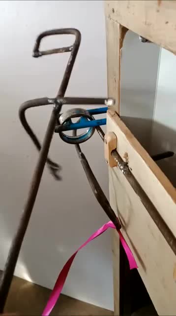 农村大叔真有才,自制创意门栓,大家看看这设计怎么样?