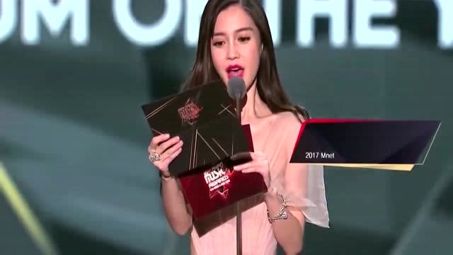 angelababy亮相mama颁奖礼,为防弹少年团颁奖,造型艳压泡菜女星
