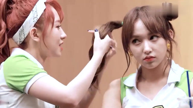 程潇和孟美岐太可爱,两人互动时相互捉弄小辫子,简直羡煞旁人