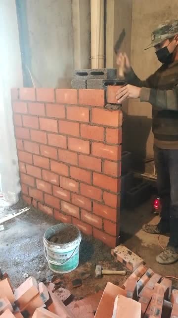 大哥用单砖砌墙,还要砌3米高,就不怕倒吗?