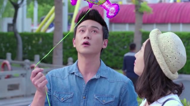 叶春萌跟周明娱乐场吃冰激凌,见周明不开心,叶春萌给他买气球