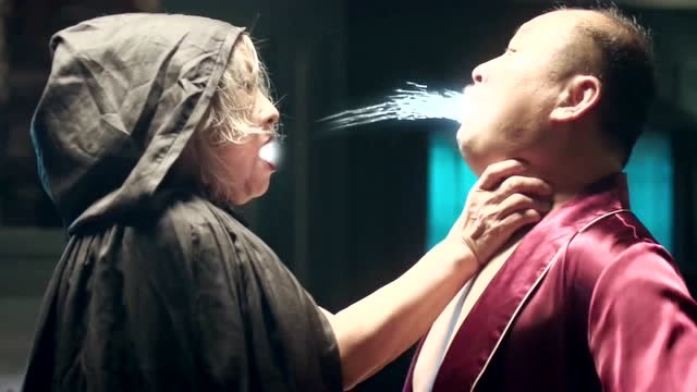 老太婆吸光了男子的精气,竟然变成一个绝色大美人!