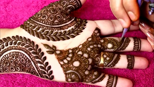 印度新娘出嫁前都会画的海娜花纹身,密密麻麻的看完好难受