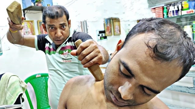 印度理发师兼职按摩服务?用木板给顾客正骨,手法简单粗暴!