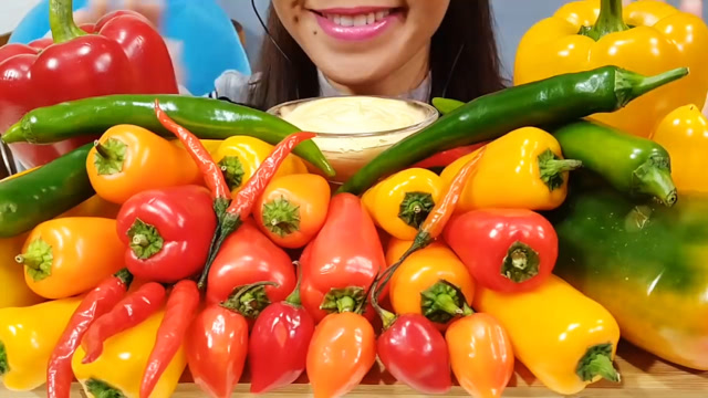 美女吃播生吃辣椒,有甜的有辣的,跟吃水果一样!