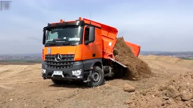 在工地上工作的奔驰泥头车,车轮还真多