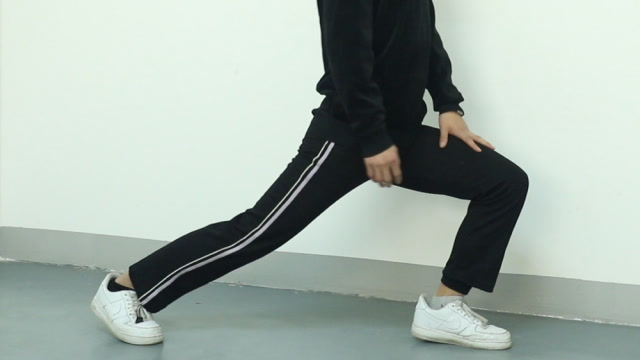 原地屈膝压腿,拉伸腿部肌肉,大腿一天比一天瘦,腿型都变好了