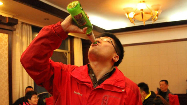 喝酒脸白和脸红的人,到底谁更能喝?专家:说出来你可别不信