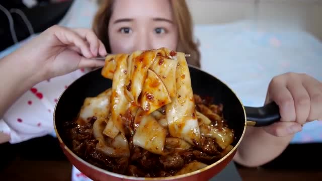 吃播大胃王:小姐姐在家吃宽粉,看着就有食欲!