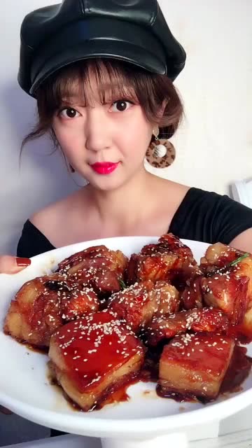 美女,你这一盘五花肉看起来就感觉很有食欲啊,吃得太过瘾了!