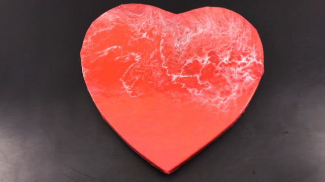 牛人将混合后的颜料倒在心形画板上,精致的花纹看着真美!