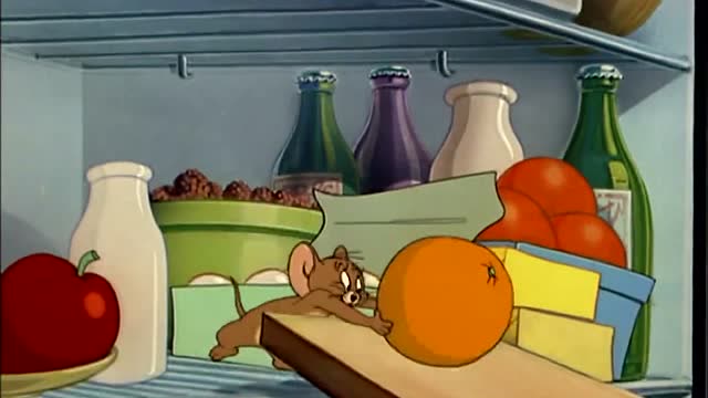 猫和老鼠:汤姆听着收音机睡觉,杰瑞在厨房开心的忙活起来了