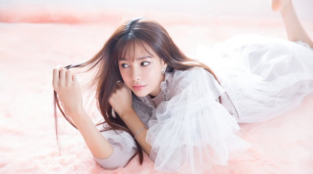 晓月一首网络伤感歌曲《那么动情》让人深深得感动