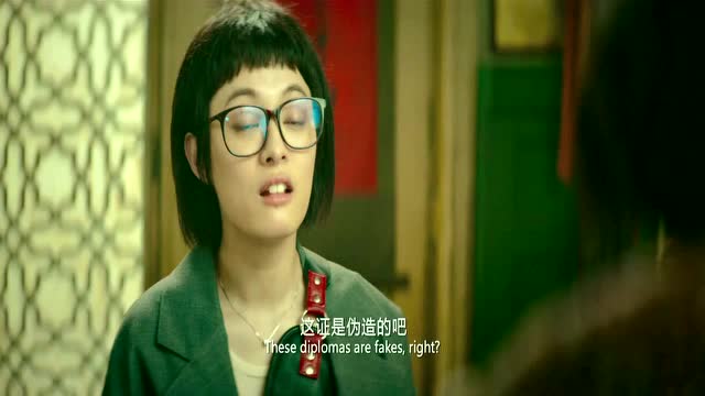恶棍天使:男子看到证书上有狗屎印,居然拿起来就舔!
