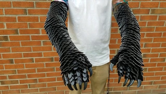 老外发明穿山甲手套,外形酷炫奇特,简直是密集恐惧症的福音