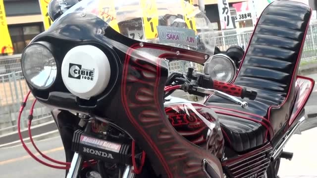 日本青年男女喜欢的暴走族风格摩托车cbx400f