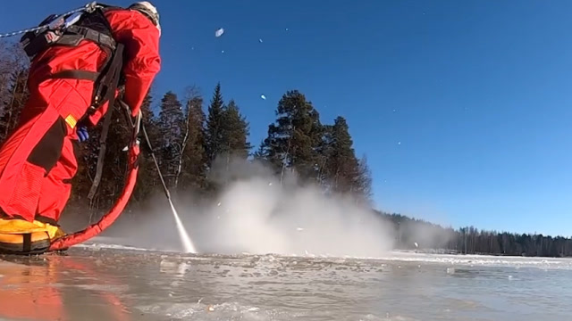 高压水枪的冲击力有多大?瞬间穿透冰湖,连眨眼的功夫都没有
