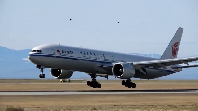 稳稳地着陆,实拍国航波音777大型客机降落温哥华机场