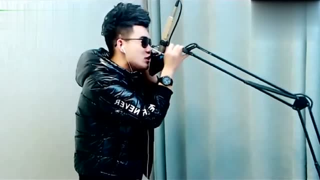 音乐奇才纪伟弹唱歌曲《无所谓》