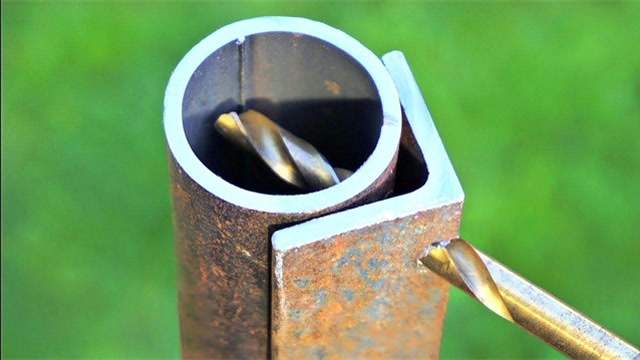 牛人自制钢管打孔辅助小工具,这构思没毛病,技术还需要改进