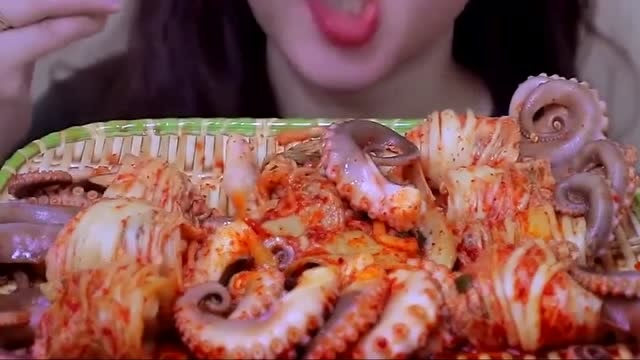国外吃播美女生吃小章鱼,这个咀嚼声超赞,小心被看饿