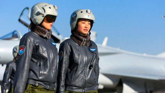 捷报频传!歼20首批女飞行员亮相,个个都是英姿勃发,八面威风
