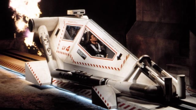 未来人类发明时光机,尚格云顿穿梭时空之间,奉命捉拿不法之徒