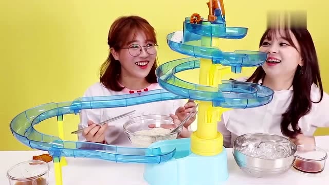 《小伶玩具》清凉夏日水上乐园滑梯凉面