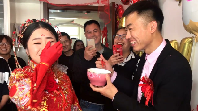 农村婚礼现场,这个司仪太坏了,新娘出丑一次又一次,太搞笑了