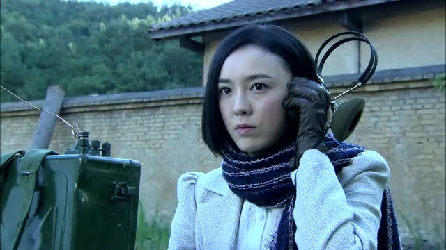 在演习营地不远处,叶雅颖发报被察觉,身份将要暴露