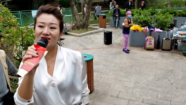 街头女歌手芯仪翻唱闽南语歌曲《伤心的所在 爱拼才会赢》歌声动听