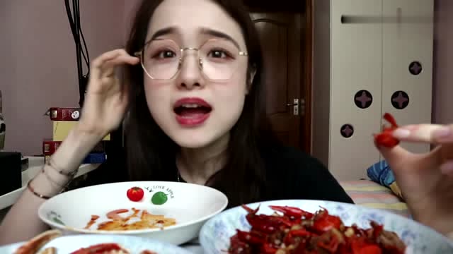 阿尤小姐姐小龙虾连壳吃属实是个狠人,这嘴怕是粉碎机改的吧