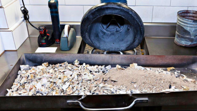 火葬场的焚化炉真的能把人烧成骨灰吗原来我们都被骗了