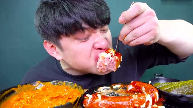 大嘴王吃年糕宽粉配午餐肉和大香肠,疯狂往嘴里猛塞,这嘴可真大