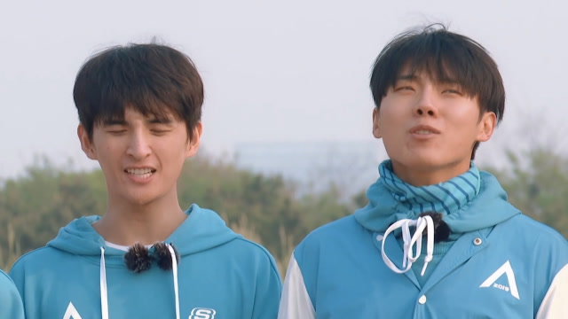 创造营2019:学员集体海滩拉练,老龄团走出旅游团模样