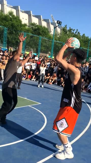 篮球:实战隔人暴扣力压天青回旋镖