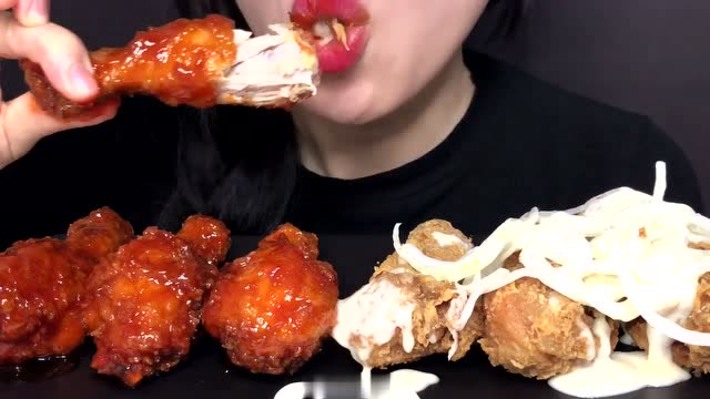 美女姐姐吃两种口味的炸鸡腿,搭配冰镇可乐一起吃,真爽