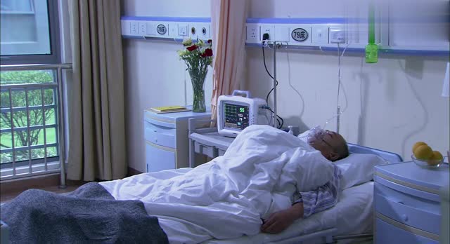 植物人躺在病床上,总裁说了一堆黑心话,谁知植物人手指动了