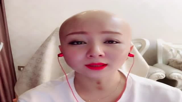 光头女歌手翻唱《你的过去我不介意》,动感十足,还有一丝忧伤!