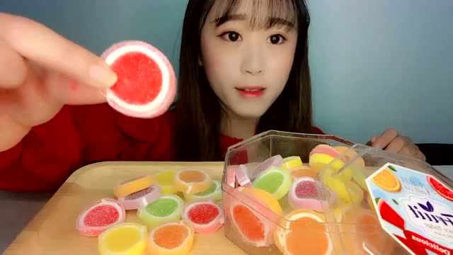 萌妹子吃进口软糖,特别有嚼劲的软糖,声控很有意思!