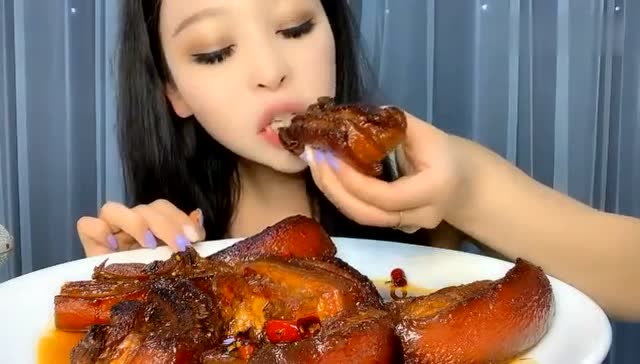 东北小姐姐吃饭:在家大口的吃肉,看得我都流口水了,没谁了!