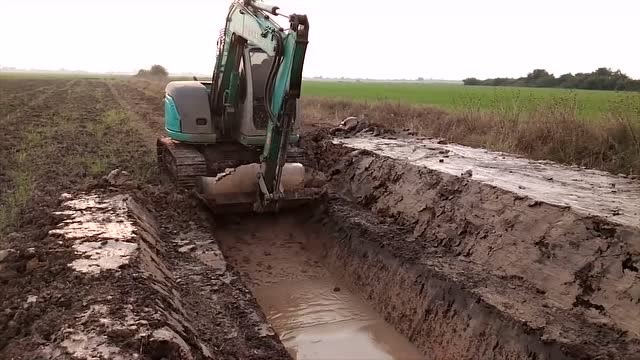 挖机挖水渠一次性成型图片