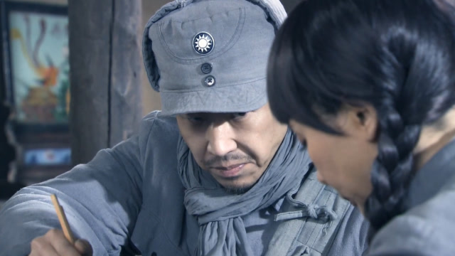 鬼子假扮八路军,在老乡家吃饭,吃饭的时候一个小动作暴露自己