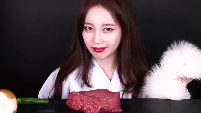 韩国吃播:吃货美女素英cs九尾狐今天吃美味的生牛肉啦