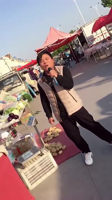 男歌手街头演唱站在等你三千年一开口忘记了原唱好听